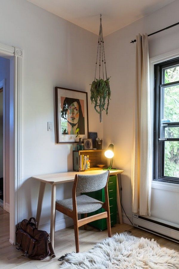 Escritorio de madera con cajonera de metal junto a la ventana de la sala Escritorio de madera con cajonera de metal junto a la ventana de la sala